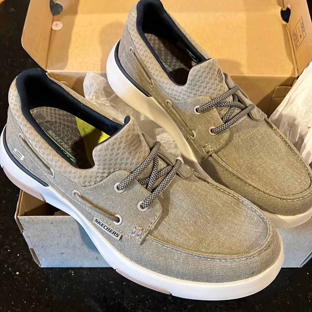 Size 7.5-Skechers New in box- never worn!